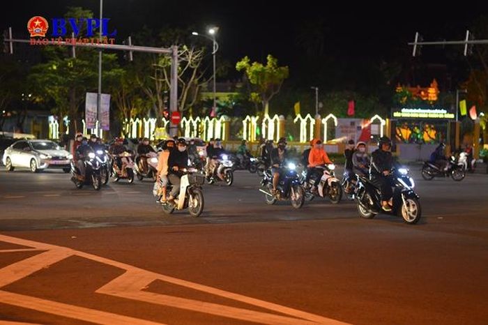  Các điểm giữ xe, đường phố không có cảnh ùn ứ xe cộ.