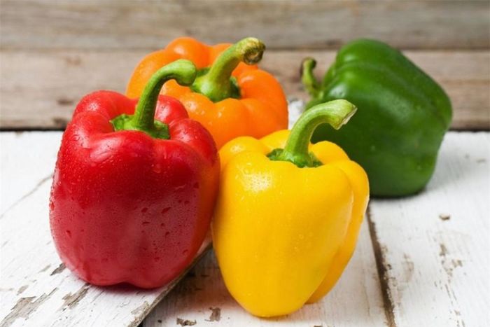 Ớt chuông: Chứa ít kali và giàu các chất dinh dưỡng có lợi, ớt chuông cũng là một thực phẩm phù hợp với người mắc bệnh thận. Ớt chuông giàu vitamin C và A, các chất này có tính chống oxy hóa mạnh giúp tăng cường hệ miễn dịch và cải thiện chức năng thận.
