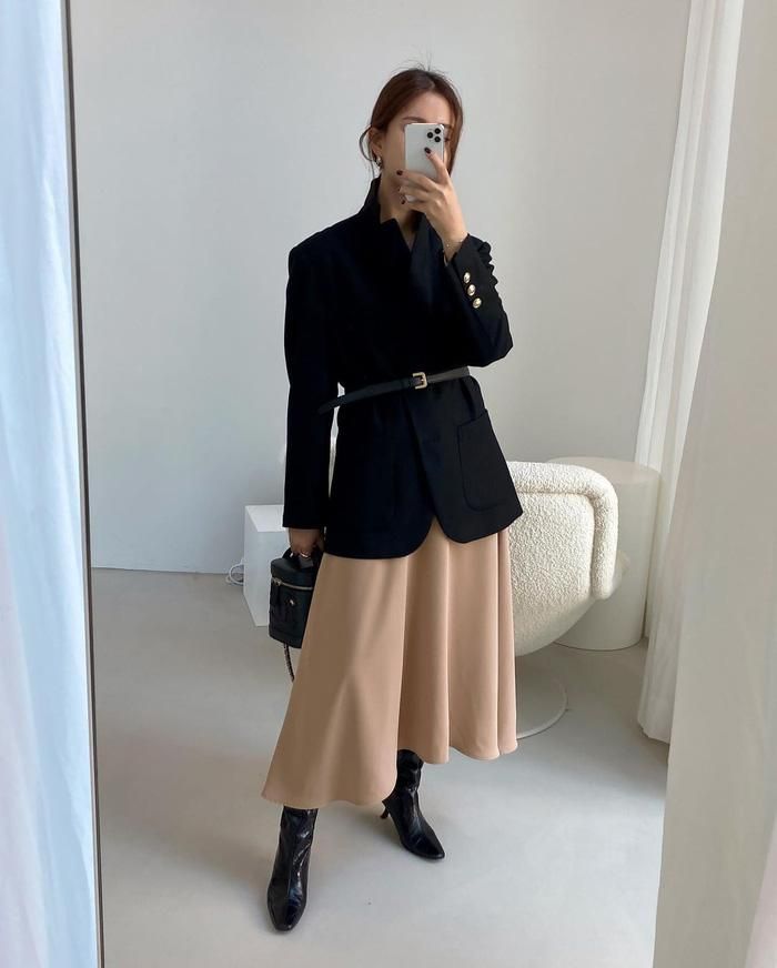 Trời lạnh quá thì bạn có thể cài khuy áo blazer kín mít nhưng để không bị dìm dáng, hãy thêm chi tiết nhấn eo cho chiếc áo nhé! Đường nhấn eo không chỉ giúp vóc dáng của bạn trông cao ráo, thon gọn hơn mà còn mang đến sự chỉn chu, sang trọng cho cả set đồ.
