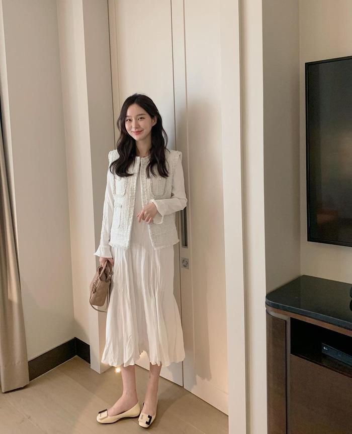 Chiếc áo gilet vải tweed quả là điểm nhấn đắt giá của set đồ. Item này giúp nâng cao vẻ xịn mịn, sang chảnh. Bên cạnh đó, gam màu trắng toàn tập cũng giúp người mặc dễ hoàn thiện một set đồ tinh tế.