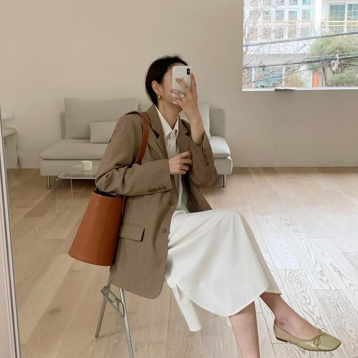 Bộ đôi váy sơ mi blazer càng trở nên tinh tế, xịn đẹp hơn khi bạn chọn những gam màu như trắng, be làm chủ đạo.