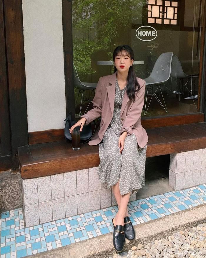 Tết diện blazer là chuẩn bài vì item này rất lịch sự, chỉn chu. Vừa hay, blazer là kiểu áo khoác kết hợp cực nuột với váy, giúp bạn hoàn thiện set đồ cân bằng giữa sự thanh lịch và nữ tính, mềm mại. Tuy nhiên, đừng chỉ diện mãi blazer màu trung tính, bạn hãy học theo quý cô này, mix áo blazer màu hồng vỏ đỗ (hoặc bất cứ mẫu blazer màu pastel nào bạn có) với váy dài họa tiết nhã nhặn, vẻ ngoài sẽ trẻ xinh, xịn mịn lắm.
