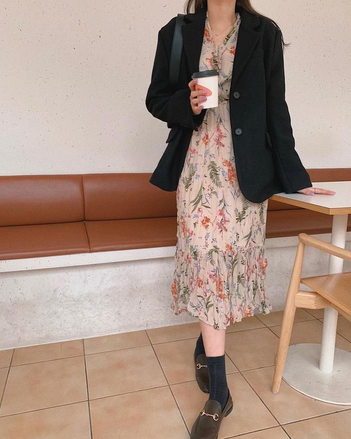 Blazer đen là kiểu áo khoác hợp với mọi mẫu váy, trong đó có cả váy hoa tươi xinh. Đổi lại, mẫu váy hoa sẽ giúp thắp sáng cả set đồ, cho bạn một diện mạo trẻ trung, tươi mới.