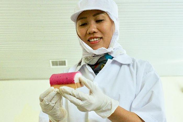  Doanh nhân Nguyễn Thu Hồng với sản phẩm chả cá Việt Kamaboko từng đạt giải nữ sáng lập xuất sắc nhất tại cuộc thi Vietnam Startup Wheel năm 2016 tại TP. Hồ Chí Minh. 