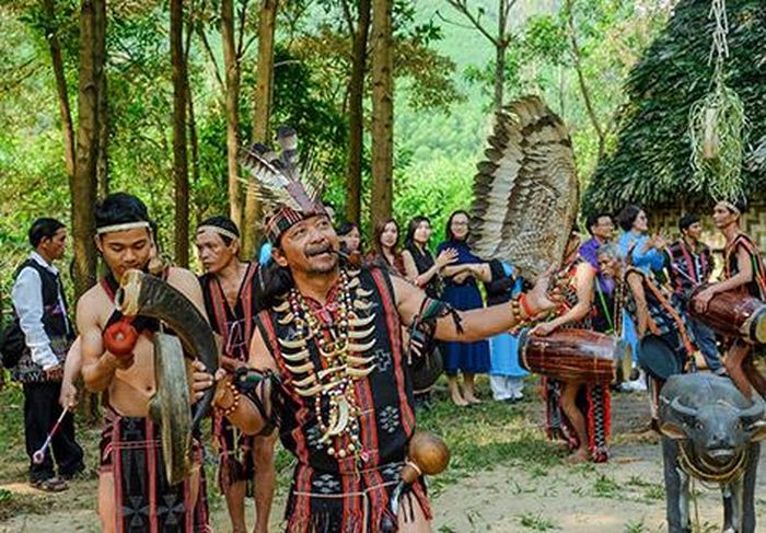 Nghệ nhân A Lăng Đợi đóng vai vị già làng trong những đợt giao lưu, giới thiệu văn hóa Cơ Tu tại nhiều nơi. 