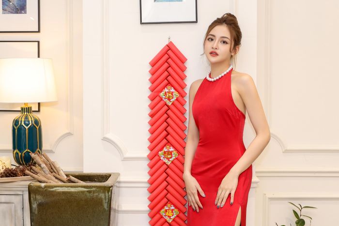 "Ngày trước, sau thành công của Bộ tứ 10A8, bố mẹ vẫn chưa ủng hộ tôi theo nghề diễn vì sợ đây là môi trường nhiều cám dỗ. Mãi cho tới khi tôi quyết định Nam tiến, gia đình nhìn thấy sự trưởng thành, quyết tâm trong tôi nên mới ủng hộ hết mình", nữ diễn viên kể.