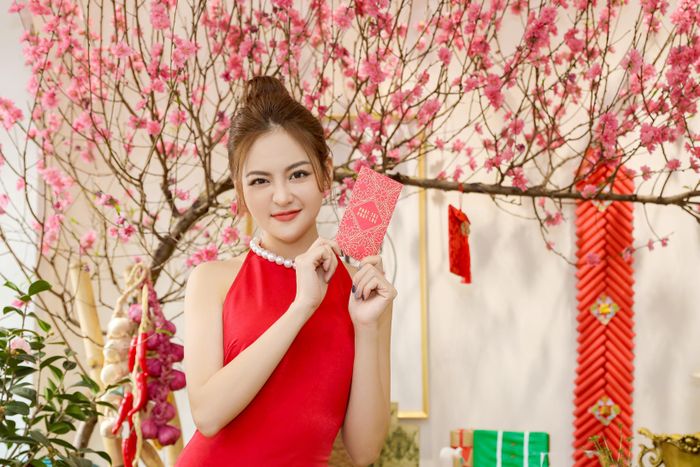 Hơn ba năm kể từ ngày Nam tiến để theo đuổi sự nghiệp diễn xuất, Thùy Anh chia sẻ với Zing cô cảm thấy bản thân dần trưởng thành. 2020 là năm đáng nhớ với nữ diễn viên khi có cơ hội vào vai nữ chính trong Rừng thế mạng - bộ phim ghi hình 36 ngày trong rừng thuộc khu vực Tà Năng, Phan Dũng.