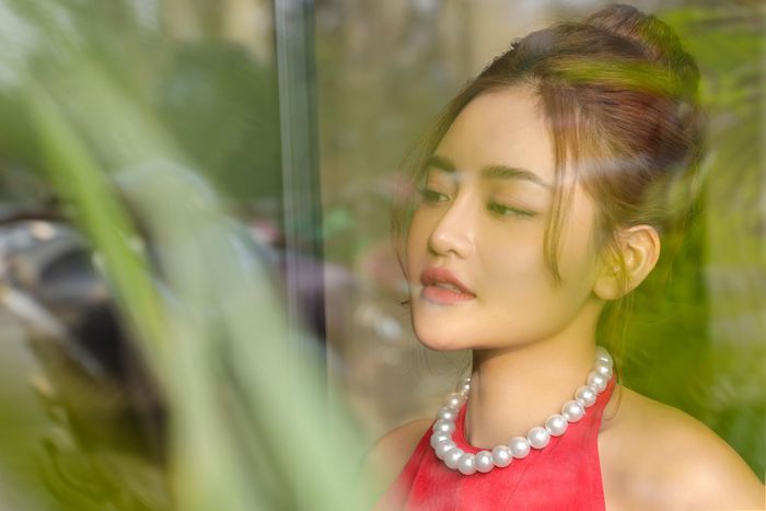 Về chuyện tình cảm hiện tại, Thùy Anh xác nhận vẫn còn độc thân. Trước quan điểm người đẹp, người nổi tiếng thường tìm kiếm đại gia cho mình, nữ diễn viên cho hay theo cô, quan trọng nhất là tình cảm cả hai dành cho nhau. "Là con gái, việc mưu cầu một người hơn mình về khả năng tài chính để cảm giác được che chở thì cũng dễ hiểu. Nhưng người ta có giàu nhưng không thương mình thì mình cũng chẳng được hưởng gì đâu".