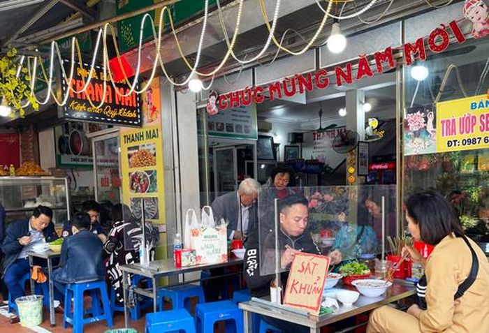Một số hàng quán bún ốc, bún cá mở cửa phục vụ thực khách. Giá tăng từ 10.000 - 15.000 đồng/bát.