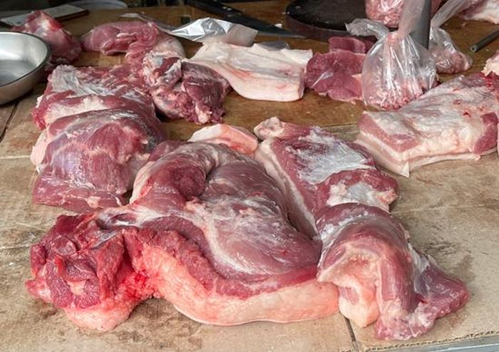 Thịt lợn tăng giá lên 350.000 đồng/kg trong ngày mùng 2 Tết Tân Sửu.