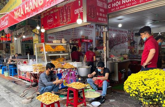 Những người chế biến thức ăn đeo khẩu trang đảm bảo phòng dịch bệnh.