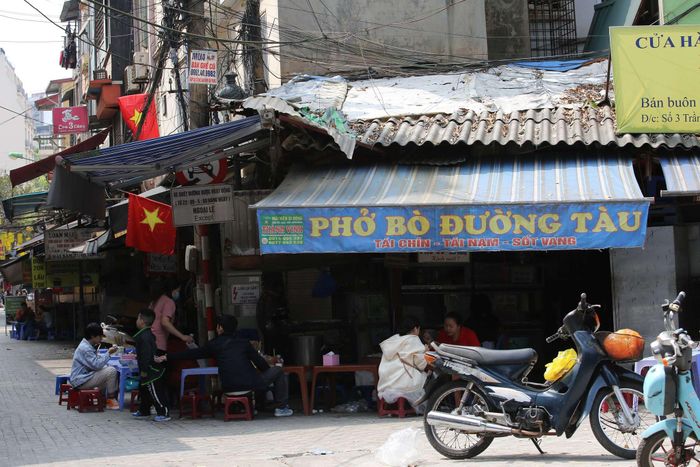 Một số khách ghé quán phở để cảm nhận hương vị Tết đặc biệt ở Hà Nội.