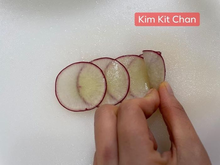 Xếp đan xen và cuộn lại là thành hoa hồng.