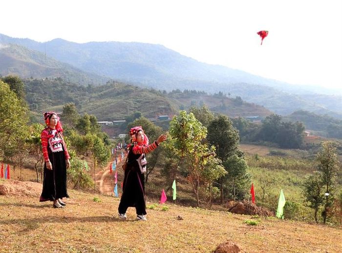 Thiếu nữ dân tộc Hà Nhì ở huyện Mường Nhé, tỉnh Điện Biên chơi trò chơi ném còn trong ngày Xuân.