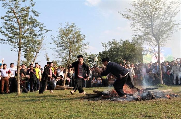 Nhảy lửa là một nghi thức sinh hoạt văn hóa độc đáo và lâu đời của người Dao đỏ ở Hà Giang.