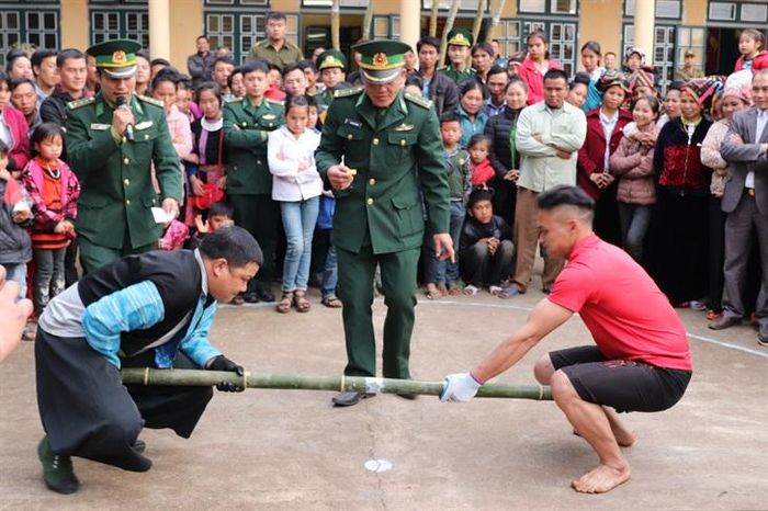 Đẩy gậy vừa là trò chơi dân gian, vừa là môn thể thao truyền thống thường được đồng bào các dân tộc tổ chức vào mỗi dịp lễ, Tết.