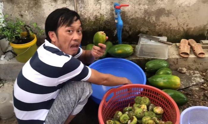 Ít ai ngờ, nam danh hài "phủ sóng" khắp các kênh truyền hình, nhận cát-sê cao nhất nhì showbiz Việt, "ngôi sao khó có thể thay thế" lại bình dị khi làm vườn đến thế.