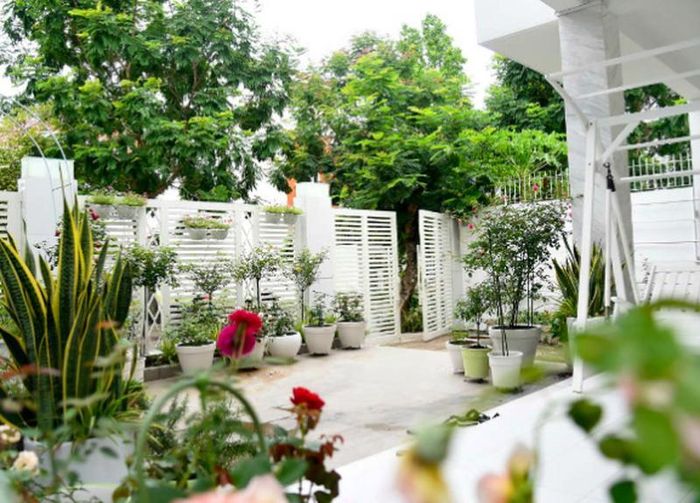 Sở hữu biệt thự xa hoa nhưng MC Quyền Linh vẫn khiến đồng nghiệp, khán giả nể phục vì cuộc sống bình dị và thân thiện với mọi người.