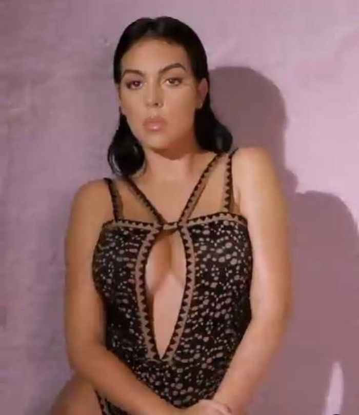 Bạn gái siêu sao Ronaldo diện bộ monokini khoét xẻ táo bạo lấp ló "vòng 1" tròn đầy.