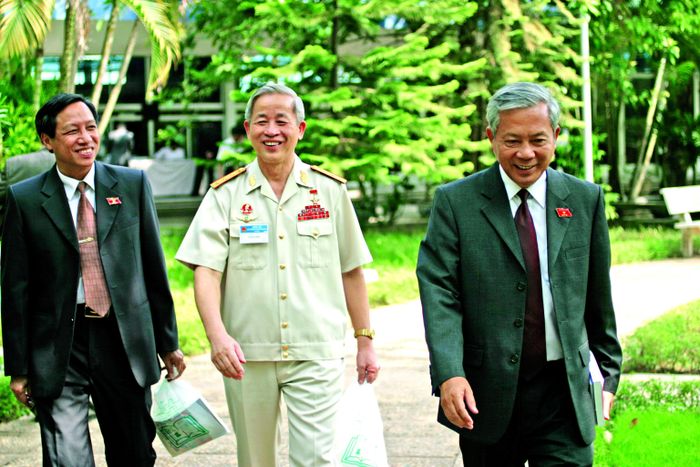 Ông Nguyễn Khoa Điềm (bìa phải)