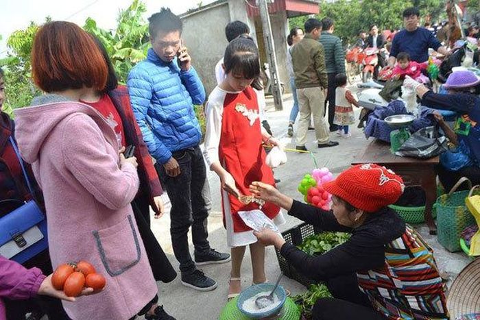 Ở phiên chợ này, người bán không được nói thách và người mua không được mặc cả mà đến chợ để tìm kiếm sự may mắn cho năm mới.