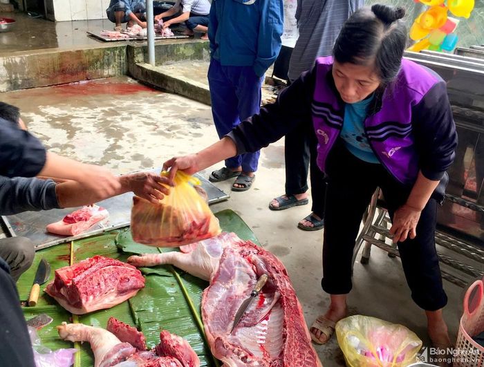 Căn cứ vào số hộ chung đụng, lợn sau khi mổ xong, thịt được chia nhỏ thành các phần, đảm bảo nhà nào cũng có thịt đùi, vai, ba chỉ. Ảnh: Quang An