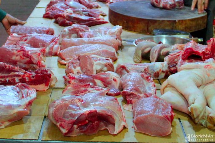 Thịt lợn sau khi mổ xong, họ chia cho các gia đình ngay, nên tươi ngon và rẻ hơn so với thịt bán trên thị trường. Ảnh: Quang An