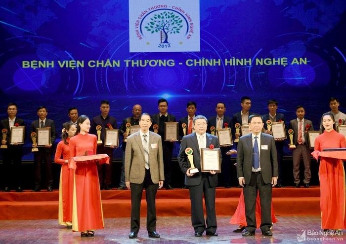 Bệnh viện được vinh danh “Top 50 dịch vụ hoàn hảo vì quyền lợi người tiêu dùng năm 2020”. Ảnh: PV