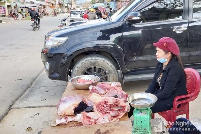 Hàng thịt lợn cũng rất ít khách trong sáng mồng 2 Tết. Ảnh: Xuân Hoàng