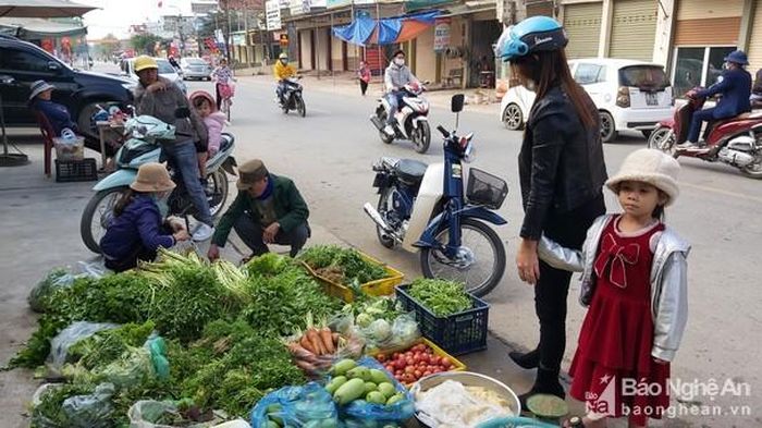 Trong sáng mùng 2 Tết, hàng rau ở Yên Thành mặc dù có khá nhiều người mua, nhưng giá vẫn rất rẻ. Ảnh: Xuân Hoàng