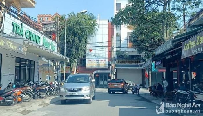 Trên đường Hồ Xuân Hương thuộc địa bàn phường Cửa Nam (TP. Vinh), nhiều quán cà phê, quán trà chanh đã mở cửa và thu hút đông đảo giới trẻ đến thưởng thức. Ảnh: TL