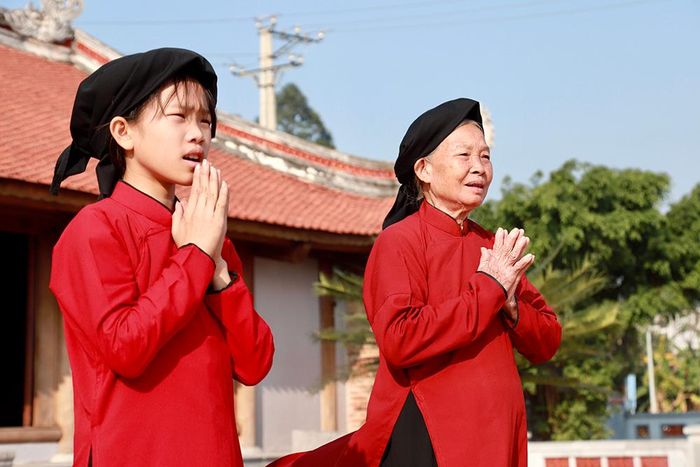 Nghệ nhân cao niên hướng dẫn đào "nhí" hát Xoan.