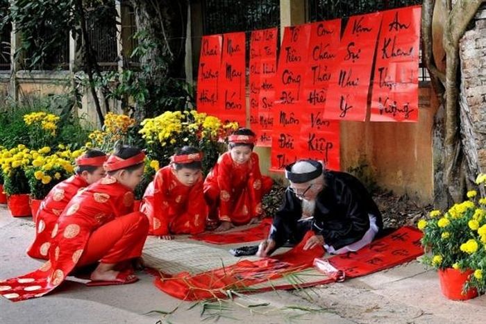 Ông đồ già ngồi viết câu đối đỏ ngày Tết.