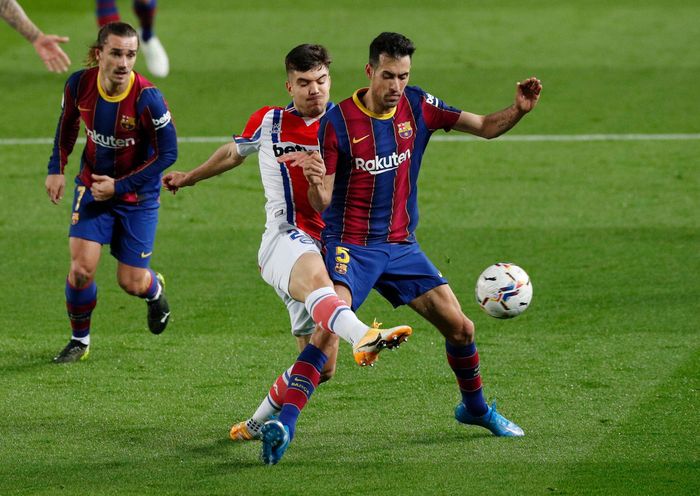 Trong ngày phong độ lên cao, Sergio Busquets giúp Barca kiểm soát hoàn toàn khu vực giữa sân. Chưa dừng ở đó, tiền vệ người Tây Ban Nha còn liên tục thực hiện những đường chuyền dài ấn tượng để mở ra cơ hội cho Messi, Griezmann.