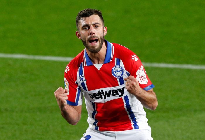 Thế trận không có sự thay đổi trong hiệp 2. Barca vẫn thi đấu với đội hình dâng cao. Đội chủ nhà gặp đôi chút khó khăn, khi để Alaves có bàn rút ngắn tỷ số, sau sai lầm của cầu thủ trẻ Moriba. Tuy nhiên, đây cũng là tất cả những gì đội khách có được tại Camp Nou. 