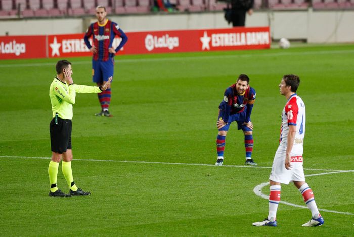  Barca duy trì sự chủ động, và không để đối thủ có nhiều khoảng trống để tiếp cận khung thành. Phút 35, Busquets tiếp tục có đường chuyền dài ấn tượng cho Griezmann. Tiền đạo người Pháp không thể thắng Pacheco, nhưng Messi đã có mặt để đá bồi tung lưới Alaves. "El Pulga" ăn mừng, để rồi phải thất vọng, khi VAR xác định Griezmann đã việt vị khi tham gia tình huống tấn công. 