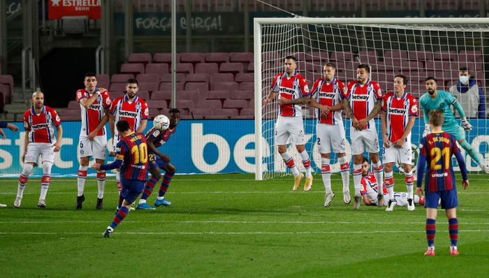  Barca ngay lập tức xốc lại đội hình để gây sức ép. Messi vẫn là trung tâm của hầu hết đợt lên bóng của đối phương. "El Pulga" có thể làm mọi việc, từ phân phối bóng, tạo cơ hội đến uy hiếp khung thành của Pacheco bằng những cú dứt điểm có độ chuẩn xác cao. 