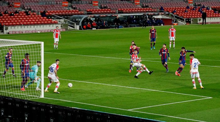  Barca kiểm soát bóng lên đến 79% trong hiệp một, và tạo ra sức ép không nhỏ về phía khung thành đội khách. Sau hàng loạt cơ hội bị bỏ lỡ, Trincao đưa chủ nhà vượt lên ở phút 29. Griezmann không thể tạo điểm cắt sau đường chuyền từ cánh phải của Miguenza. Tuy nhiên, cầu thủ sinh năm 2003, Ilaix Moriba đã có mặt kịp thời để nhận bóng. Anh chuyền vừa tầm cho Trincao dứt điểm một chạm hạ gục thủ môn Pacheco.