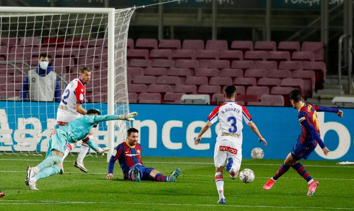  Phút 74, Messi không thể thắng Pacheco trong pha đối mặt. Tuy nhiên, Trincao đã có mặt để đá bồi nâng tỷ số lên 3-1 cho Barca. Công đầu thuộc về Pedri với một đường chọc khe sắc lẹm từ giữa sân. 