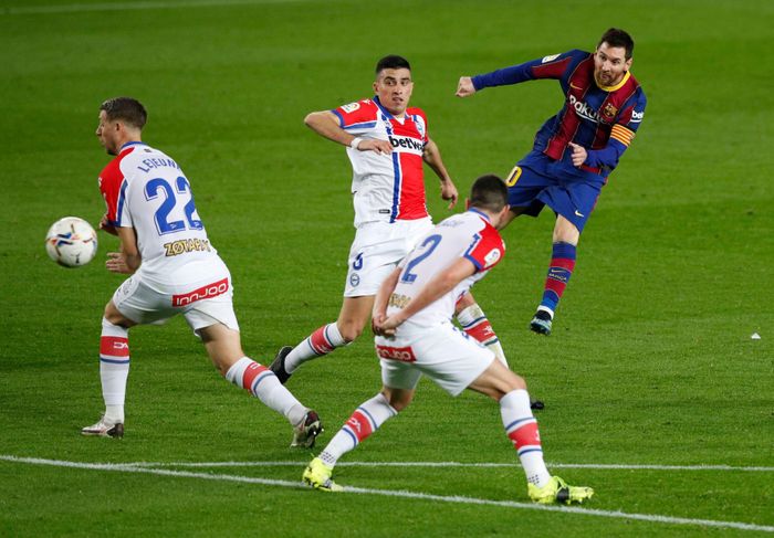  Messi không cần phải tiếc nuối lâu, khi anh vẫn có thể ăn mừng bàn nhân đôi cách biệt, khi hiệp một bước sang phút bù giờ thứ 2. Sau đường chuyền của Busquets, siêu sao người Argentina ngoặt bóng loại bỏ một hậu vệ, rồi tung cú sút táo bạo từ ngoài vùng cấm. Bóng đi dội cột, rồi đi vào lưới trong nỗ lực đổ người của thủ thành Pacheco. 
