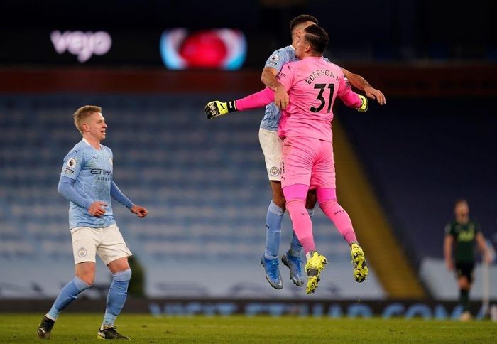  Ngay sau khi Gundogan ghi bàn, các hậu vệ Man City lao đến chúc mừng Ederson. Đây là pha kiến tạo thứ 2 của thủ môn người Brazil tại Premier League. Ở giải đấu, Ederson nổi tiếng là thủ môn chơi chân giỏi và có khả năng phát động tấn công ấn tượng bằng bóng dài. 