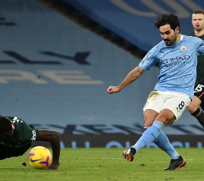  Phút 66, Gundogan nâng tỷ số 3-0 cho Man City. Tiền vệ người Đức có pha xử lý hoàn hảo trong khu vực 16,5 m trước khi đánh bại Hugo Lloris. Trong khi đó, Davinson Sanchez trở thành gã hề khi theo kèm Gundogan. Trong pha tiếp bóng đầu tiên của đối thủ, Sanchez vẫn làm chủ tình hình. Tuy nhiên, cú đảo bóng tiếp theo của Gundogan khiến Sanchez bị mất trụ và ngã xuống sân. 