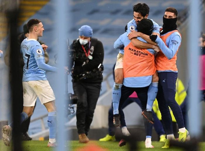 Man City tiếp tục mạch chiến thắng ở mùa giải này. Sau 23 trận, nửa xanh thành Manchester có 53 điểm. Thầy trò HLV Pep Guardiola đang tạo cách biệt 7 điểm với Leicester (thi đấu ít hơn một trận) và 8 điểm với MU. Đây là trận thứ 6 liên tiếp Man City thắng và không thủng lưới tại Premier League. 