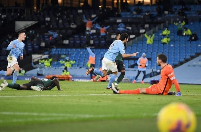  Cú ngã tai hại của Sanchez giúp Gundogan vào thế đối mặt Lloris. Anh ghi bàn bằng cú sút hiểm hóc vào góc xa. Khoảnh khắc này cũng đặt dấu chấm hết cho Tottenham, khi đã thua 3 bàn. Whoscored chấm Sanchez 5,6 điểm, là cầu thủ tệ nhất trên sân. 