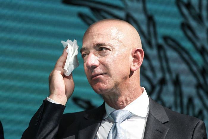  Hiện tại, Jeff Bezos đã lấy lại danh hiệu người giàu nhất thế giới từ tay Elon Musk. Ảnh: Vox. 