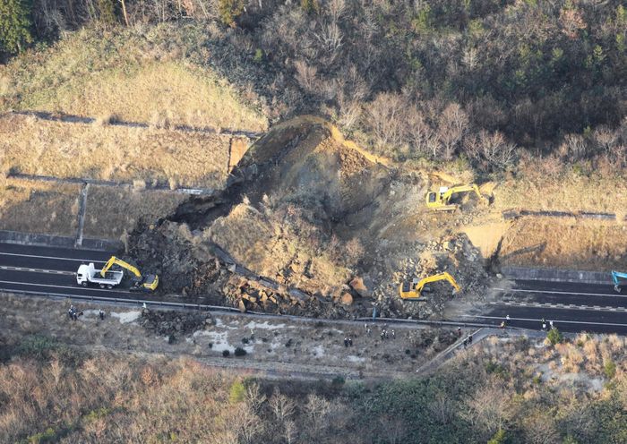  Một vụ lở đất đã xảy ra trên đường cao tốc Joban ở Soma, tỉnh Fukushima, khiến Công ty đường cao tốc Đông Nippon phải đóng tuyến đường giữa nút giao Iwaki ở tỉnh Fukushima và nút giao Watari ở tỉnh Miyagi. Ảnh: Kyodo. 