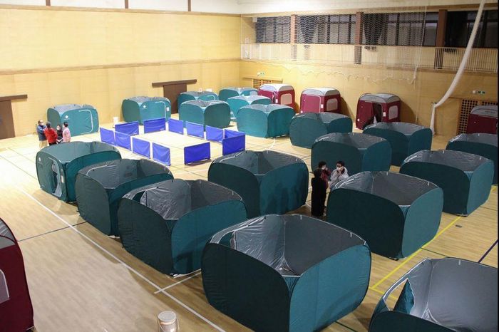  Khoảng 70 trung tâm sơ tán đã được thiết lập ở tỉnh Fukushima. Các trung tâm này là nơi khoảng 200 người đang trú ẩn, theo chính quyền tỉnh. Chính quyền địa phương cũng yêu cầu chính phủ cử Lực lượng Phòng vệ Mặt đất hỗ trợ việc cung cấp nước cho người dân. Ảnh: AFP. 