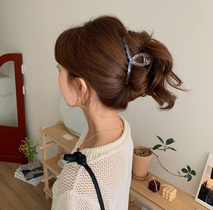 Gần đây, kẹp càng cua trở thành một trong những món phụ kiện hot. Chỉ với một chiếc kẹp, phái nữ có thể tạo ra nhiều kiểu đầu phổ biến như kẹp toàn bộ tóc, kẹp tóc nửa đầu hay kẹp đuôi ngựa. Ảnh: Pinterest.