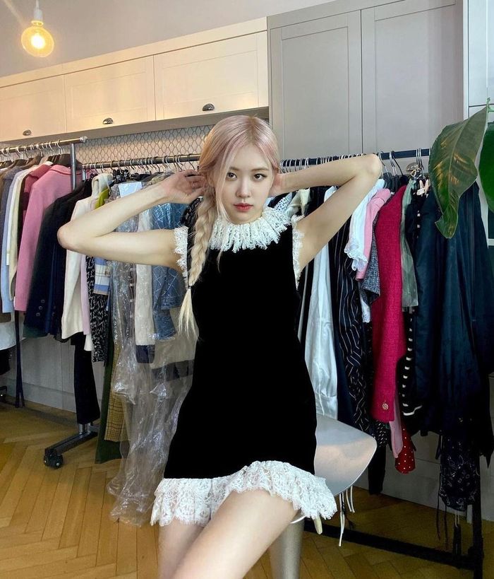 Kiểu tóc tết đơn giản này là sự lựa chọn yêu thích của các ngôi sao và fashionista. Theo khảo sát của Zing, tóc màu hồng được nhiều bạn trẻ ưa chuộng năm nay để vẻ ngoài thêm sành điệu. Tùy theo phong cách và màu da, bạn có thể chọn lựa độ đậm nhạt phù hợp. Ảnh: @roses_are_rosie.