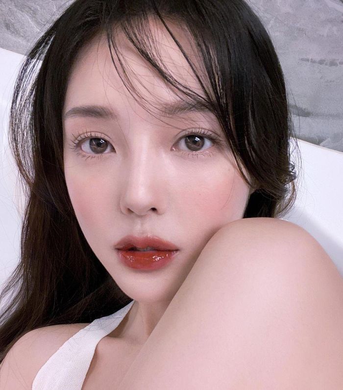 Chuyên gia trang điểm Jenna Kristina cho biết: "Tô son đỏ kết hợp lớp bóng lấp lánh là ý kiến hay trong ngày lễ tình nhân". Để hoàn thiện vẻ ngoài quyến rũ, phái nữ hãy dùng mascara mỏng nhẹ và tạo bóng mắt với màu phấn nhũ. Ảnh: @ponysmakeup.